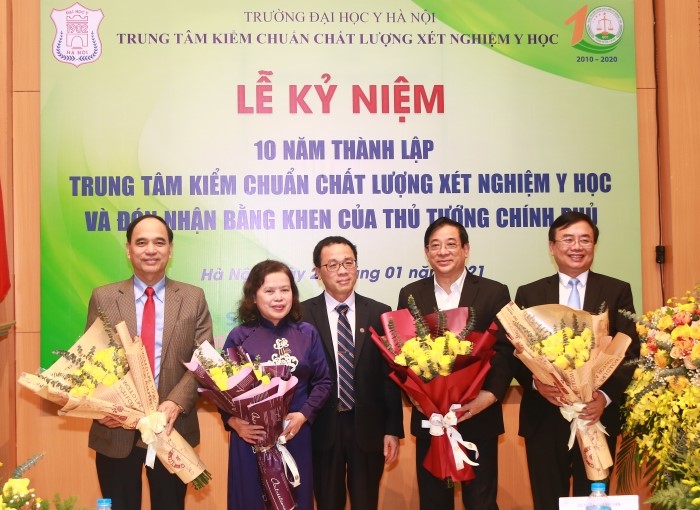 Lễ kỷ niệm 10 năm thành lập Trung tâm Kiểm chuẩn Chất lượng Xét nghiệm Y học - Trường Đại học Y Hà Nội và đón nhận Bằng khen của Thủ tướng Chính phủ